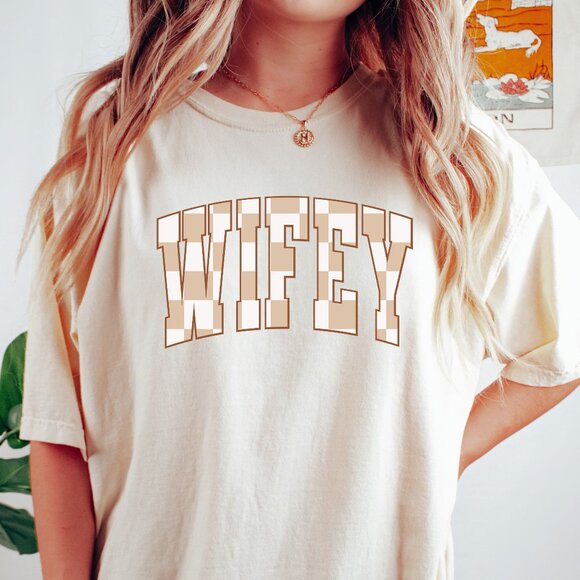 NEW Trendy Comfort Colors Soft Cotton Color Block Wifey Graphic Tee Shirt Bride - Picture 1 of 4